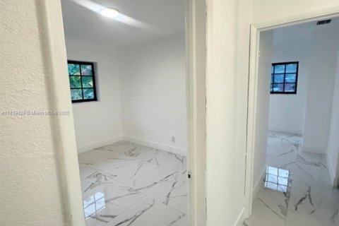 House in Miami, Florida 5 bedrooms, 221.29 sq.m. № 2034818 - photo 23
