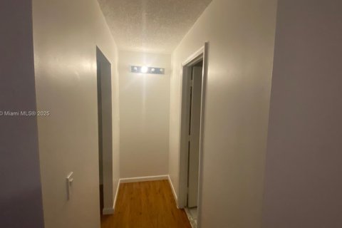 Townhouse in Miami, Florida 3 bedrooms, 101.26 sq.m. № 1943347 - photo 2
