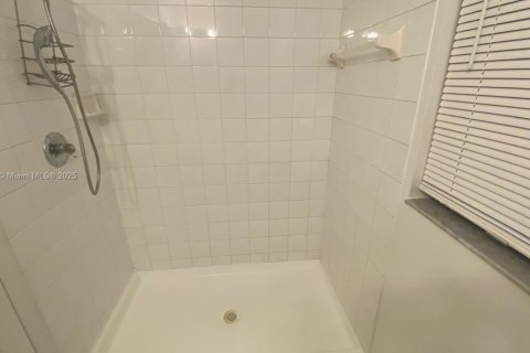 Townhouse in Miami, Florida 3 bedrooms, 101.26 sq.m. № 1943347 - photo 12