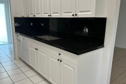 Townhouse in Miami, Florida 3 bedrooms, 101.26 sq.m. № 1943347 - photo 5