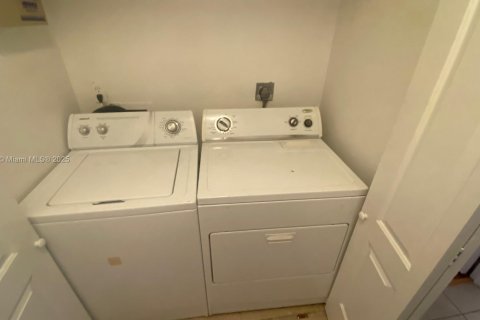 Townhouse in Miami, Florida 3 bedrooms, 101.26 sq.m. № 1943347 - photo 7