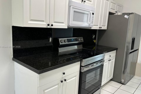 Townhouse in Miami, Florida 3 bedrooms, 101.26 sq.m. № 1943347 - photo 1