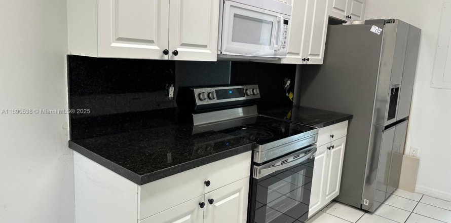 Townhouse in Miami, Florida 3 bedrooms, 101.26 sq.m. № 1943347