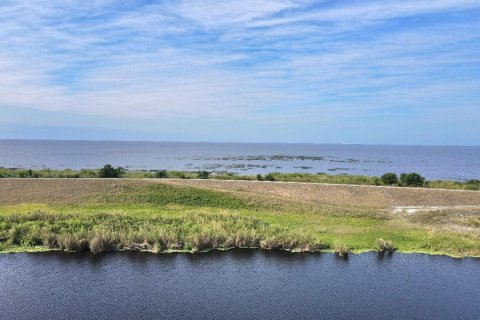 House in Okeechobee, Florida 2 bedrooms, 124.86 sq.m. № 1120100 - photo 1