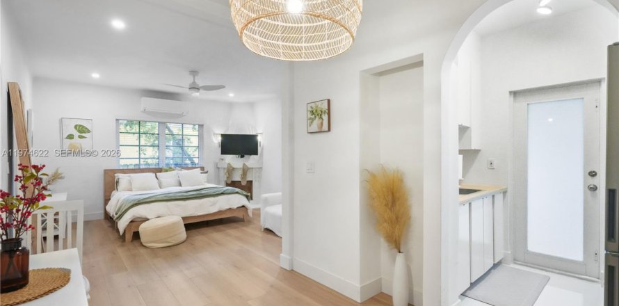 Estudio en el Condominio en Miami Beach, Florida  № 2036038