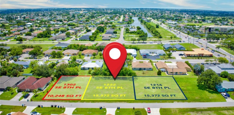 Commercial property in Cape Coral, Florida № 1939535
