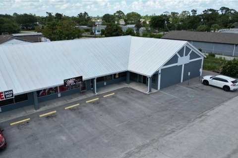 Propiedad comercial en alquiler en Port Charlotte, Florida, 211.82 m2 № 1853888 - foto 1