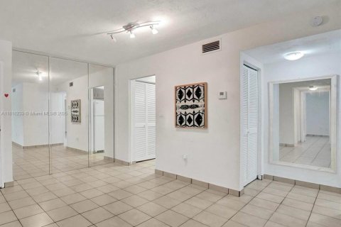 Condo in Coral Gables, Florida, 2 bedrooms  № 1775281 - photo 2