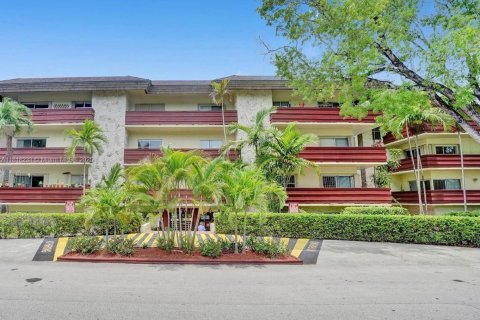 Condo in Coral Gables, Florida, 2 bedrooms  № 1775281 - photo 1
