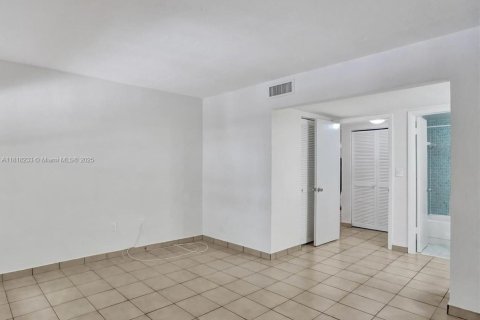 Condo in Coral Gables, Florida, 2 bedrooms  № 1775281 - photo 11