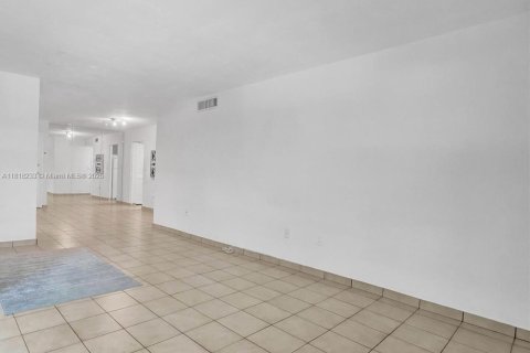 Condo in Coral Gables, Florida, 2 bedrooms  № 1775281 - photo 17
