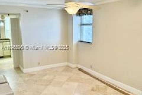 Condo in Miami Beach, Florida, 2 bedrooms  № 2081471 - photo 12