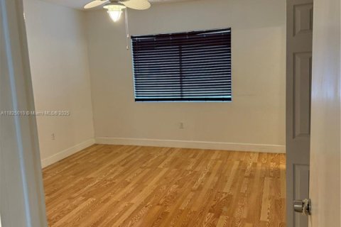 Condo in Bay Harbor Islands, Florida, 2 bedrooms  № 1801138 - photo 9