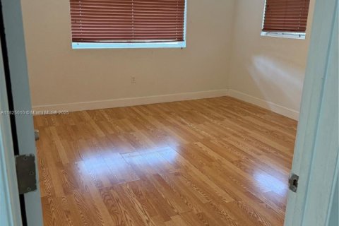 Condo in Bay Harbor Islands, Florida, 2 bedrooms  № 1801138 - photo 13