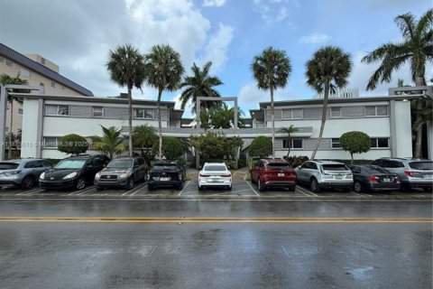 Condo in Bay Harbor Islands, Florida, 2 bedrooms  № 1801138 - photo 1