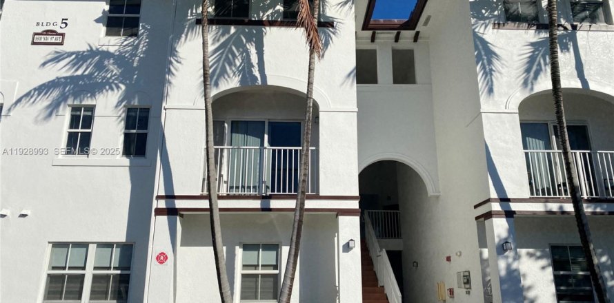 Condominio en Doral, Florida, 3 dormitorios № 1987435