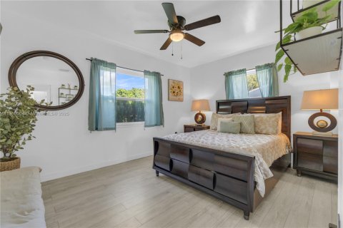 House in Miami, Florida 2 bedrooms № 2013008 - photo 14