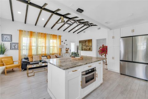 House in Miami, Florida 2 bedrooms № 2013008 - photo 9