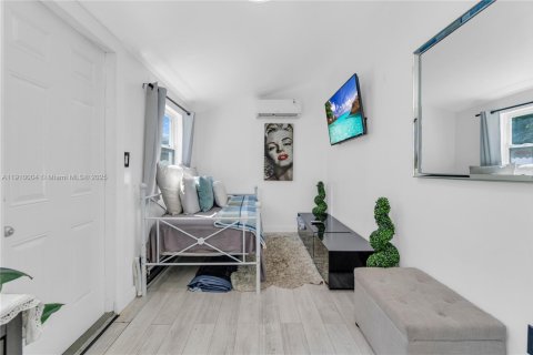 House in Miami, Florida 2 bedrooms № 2013008 - photo 22