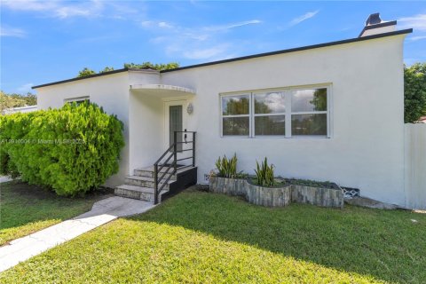 House in Miami, Florida 2 bedrooms № 2013008 - photo 2