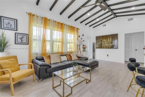 House in Miami, Florida 2 bedrooms № 2013008 - photo 7