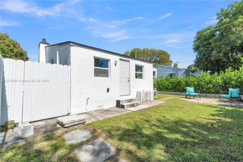 House in Miami, Florida 2 bedrooms № 2013008 - photo 26