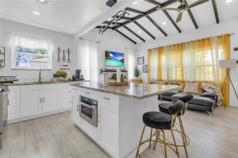 House in Miami, Florida 2 bedrooms № 2013008 - photo 12