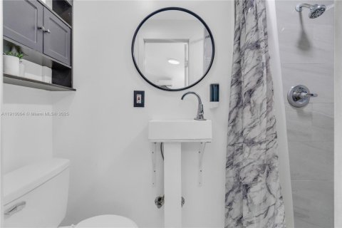 House in Miami, Florida 2 bedrooms № 2013008 - photo 24