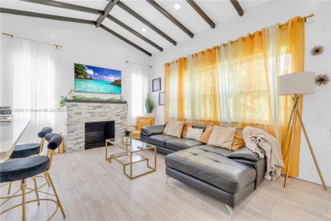 House in Miami, Florida 2 bedrooms № 2013008 - photo 4