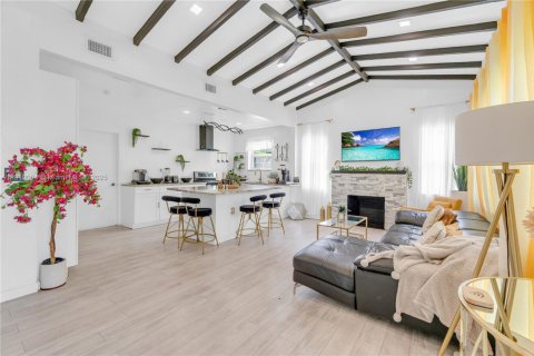 House in Miami, Florida 2 bedrooms № 2013008 - photo 5