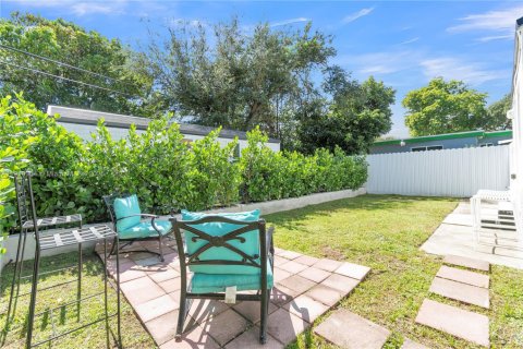 House in Miami, Florida 2 bedrooms № 2013008 - photo 27