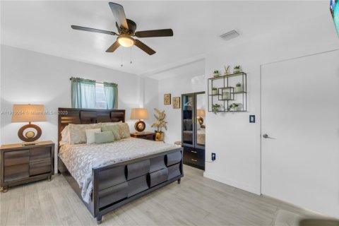 House in Miami, Florida 2 bedrooms № 2013008 - photo 15