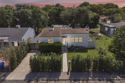 House in Miami, Florida 2 bedrooms № 2013008 - photo 29