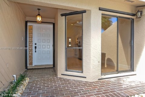 Снять в аренду таунхаус в Бока-Ратон, Флорида 3 спальни, 147.81м2, № 2029662 - фото 2