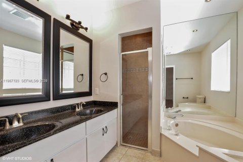 Снять в аренду таунхаус в Бока-Ратон, Флорида 3 спальни, 147.81м2, № 2029662 - фото 11