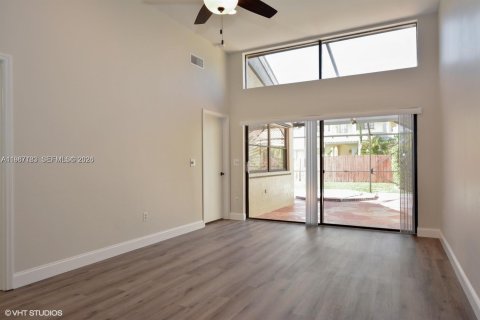 Снять в аренду таунхаус в Бока-Ратон, Флорида 3 спальни, 147.81м2, № 2029662 - фото 3