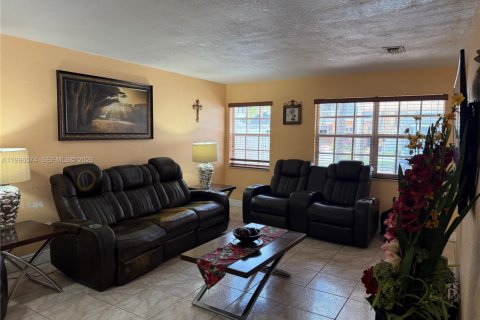 Villa ou maison à vendre à Miami, Floride: 5 chambres, 194.44 m2 № 2064624 - photo 2