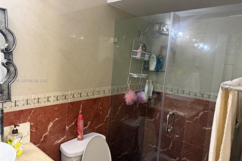 Villa ou maison à vendre à Miami, Floride: 5 chambres, 194.44 m2 № 2064624 - photo 4