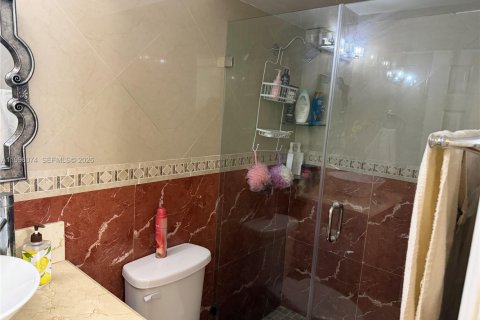 Villa ou maison à vendre à Miami, Floride: 5 chambres, 194.44 m2 № 2064624 - photo 5