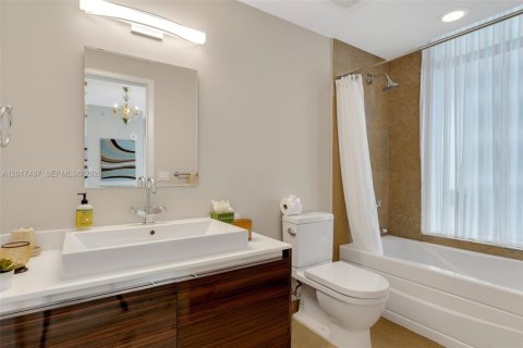 Condominio en alquiler en Miami Beach, Florida, 2 dormitorios, 150.59 m2 № 2088343 - foto 18