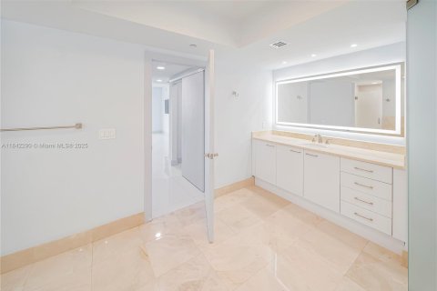 Купить кондоминиум в Авентура, Флорида 3 спальни, 285.49м2, № 2079249 - фото 22
