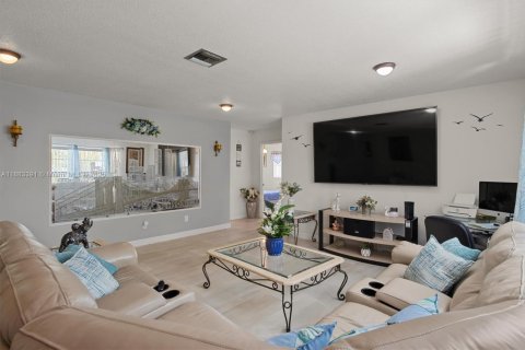 House in Winter Haven, Florida 3 bedrooms № 1978294 - photo 6