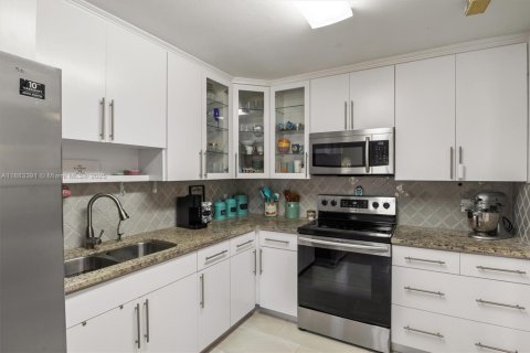 House in Winter Haven, Florida 3 bedrooms № 1978294 - photo 8