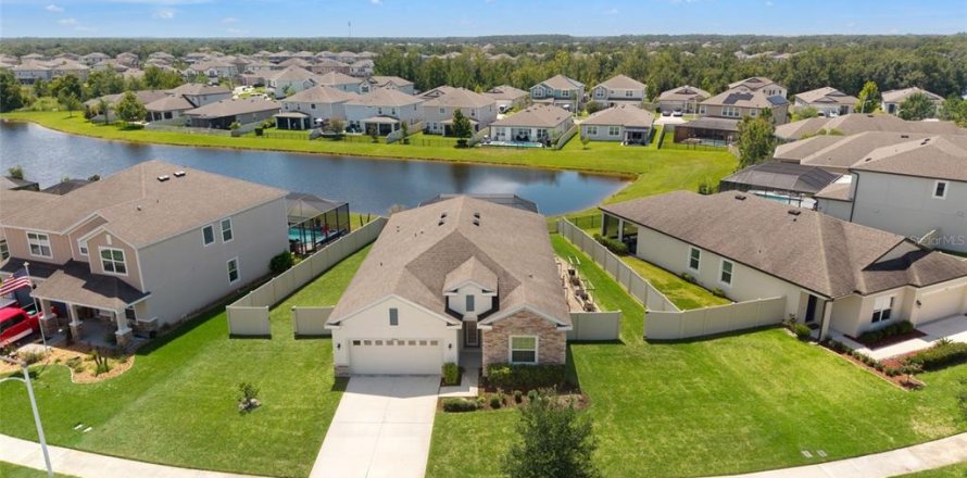 Villa ou maison à Wesley Chapel, Floride 4 chambres, 200.76 m2 № 2317335