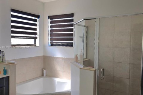 Villa ou maison à louer à Homestead, Floride: 4 chambres, 306.21 m2 № 2029630 - photo 13