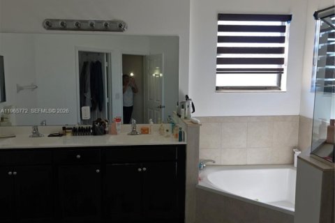 Villa ou maison à louer à Homestead, Floride: 4 chambres, 306.21 m2 № 2029630 - photo 15