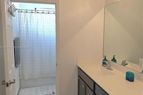 Villa ou maison à louer à Homestead, Floride: 4 chambres, 306.21 m2 № 2029630 - photo 20