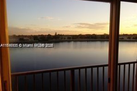 Copropriété à louer à Miramar, Floride: 2 chambres, 77.29 m2 № 1768350 - photo 1