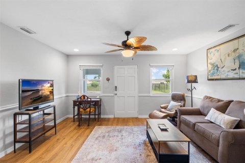 House in Gulfport, Florida 2 bedrooms, 95.5 sq.m. № 1916125 - photo 4