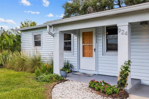 House in Gulfport, Florida 2 bedrooms, 95.5 sq.m. № 1916125 - photo 3